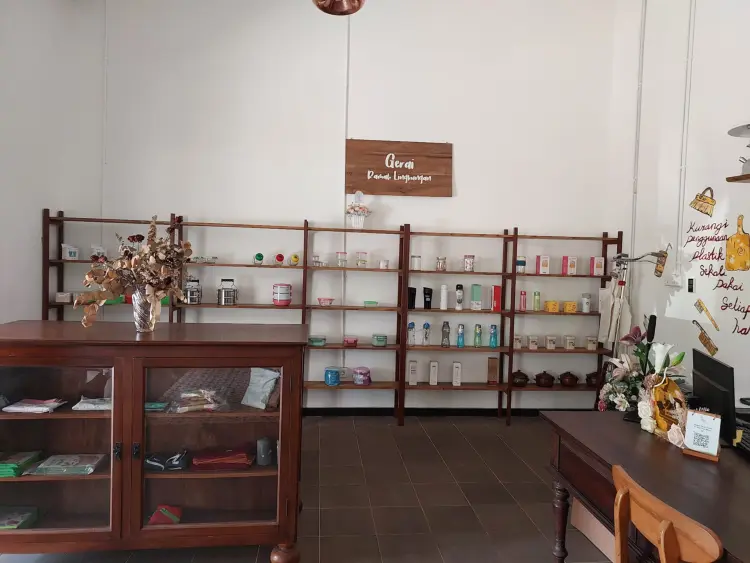 Njonja Munsen Coffee Dining & Space 3