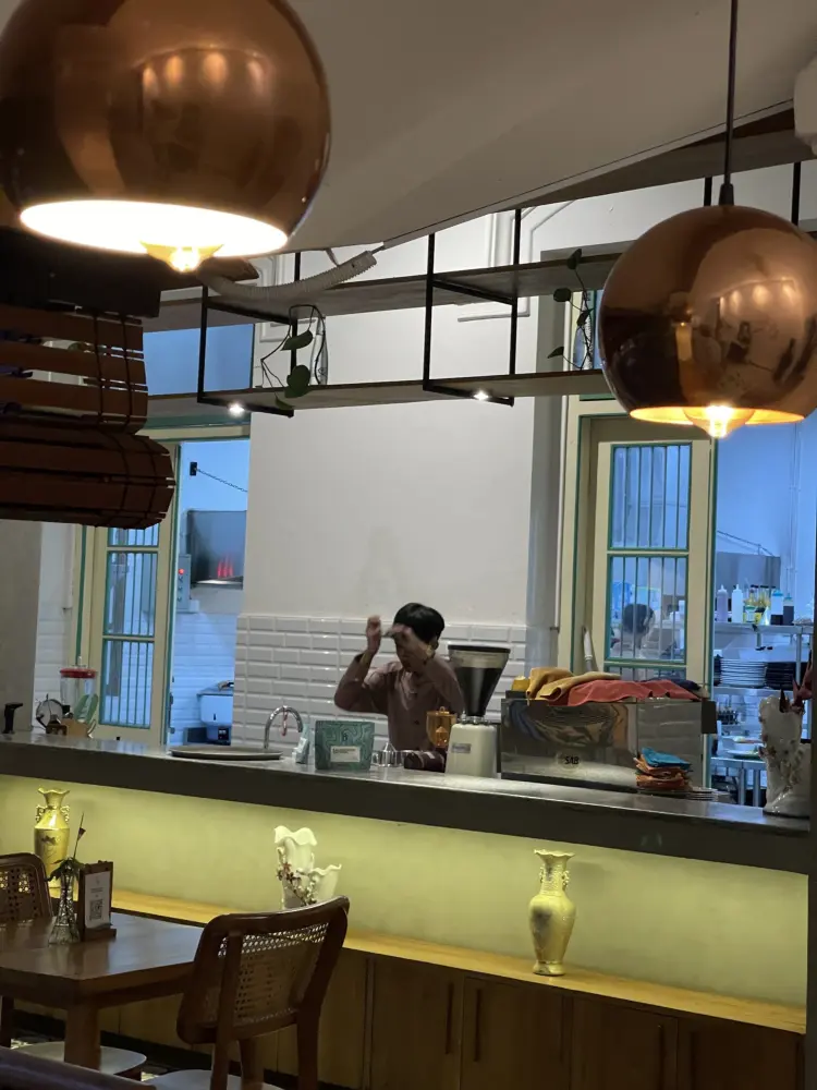 Njonja Munsen Coffee Dining & Space 6