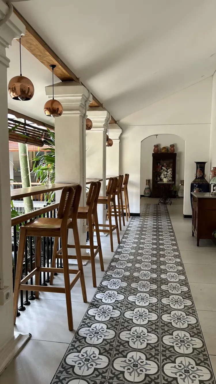 Njonja Munsen Coffee Dining & Space 4