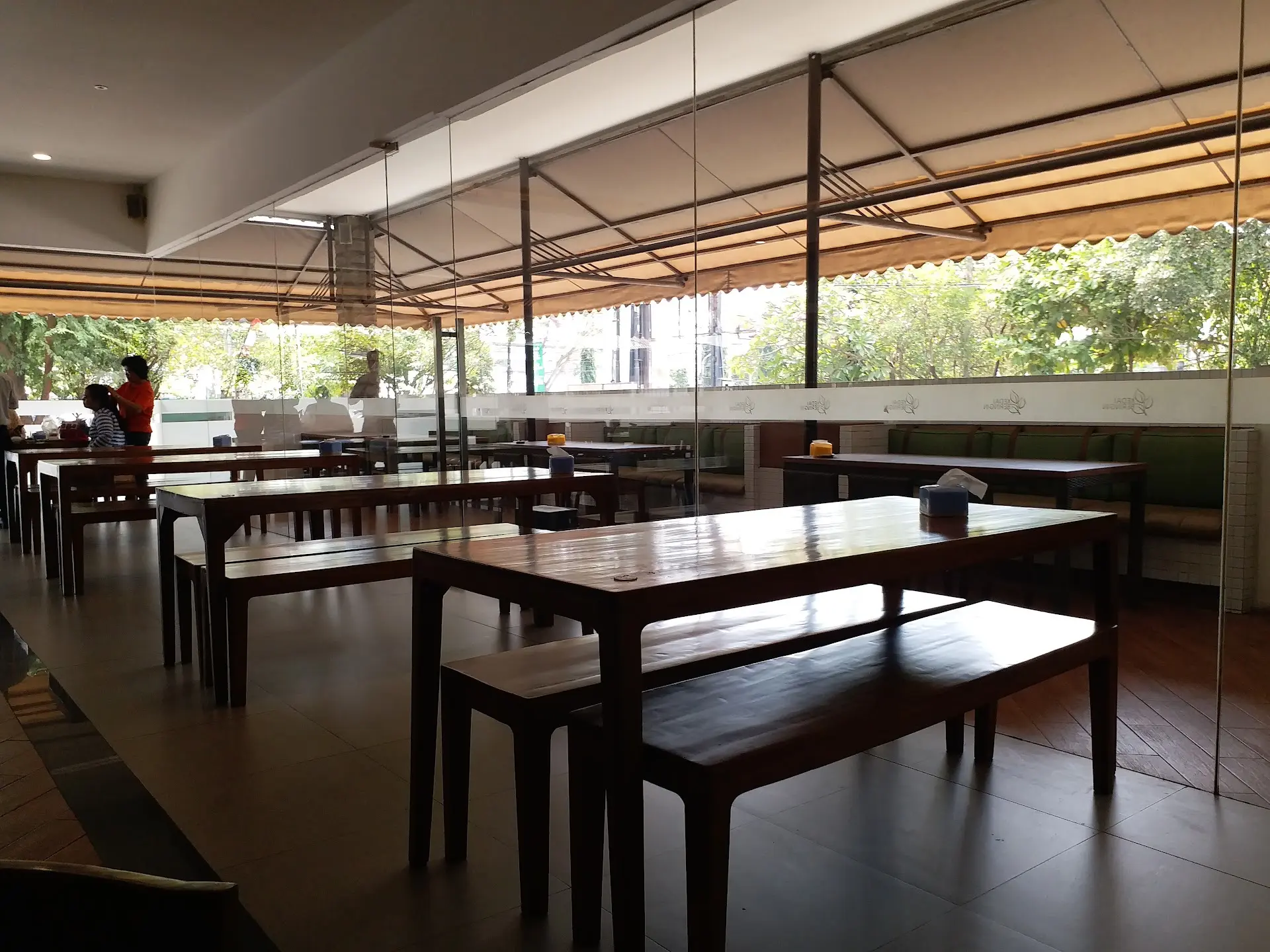 Cuma 50k bisa makan sampe kenyang? Di resto legendaris Semarang ini, rasanya MANTAP tapi servisnya... ANJAY 2