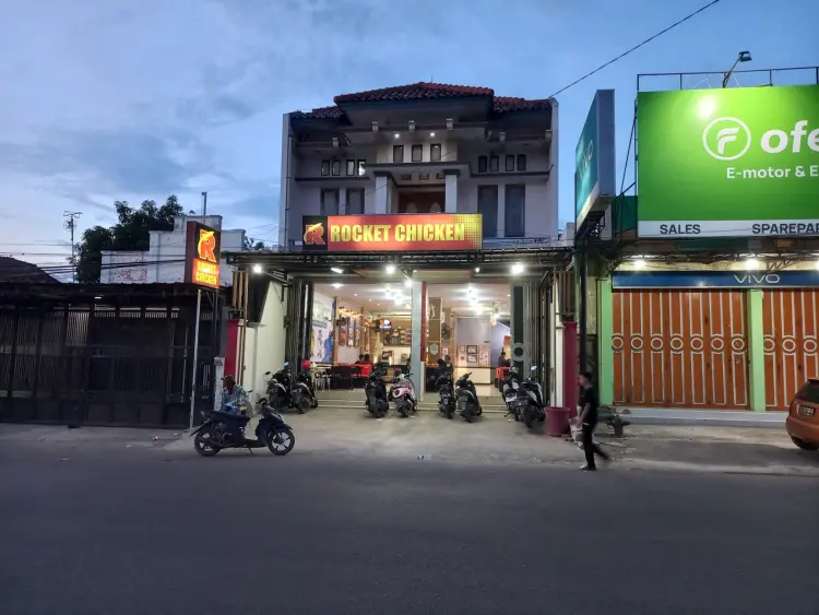 Rocket Chicken Arjawinangun 1