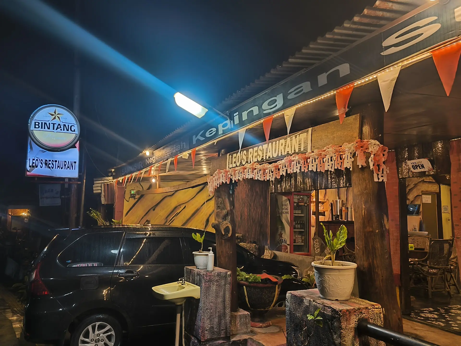 This 4.7-star "god-tier" spot at Lake Toba: Half the people love it, half hate it. I tried it for you 3