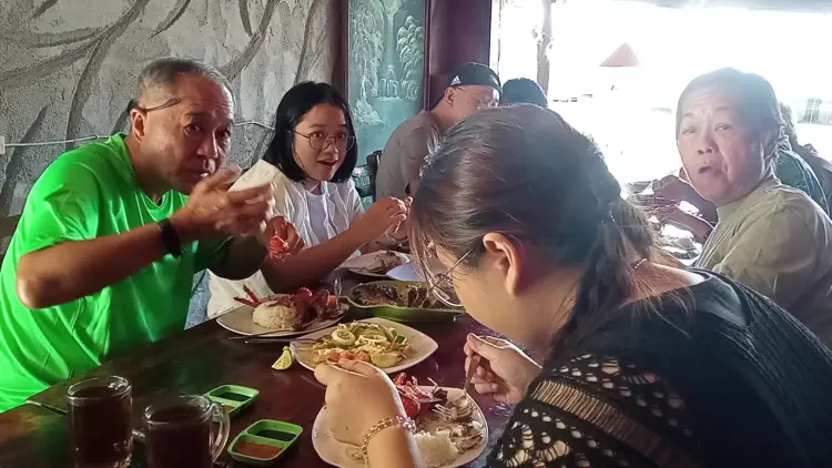 This 4.7-star "god-tier" spot at Lake Toba: Half the people love it, half hate it. I tried it for you