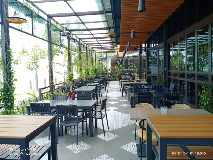 MoMoo Juice Bar & Coffee Harbour Bay 1