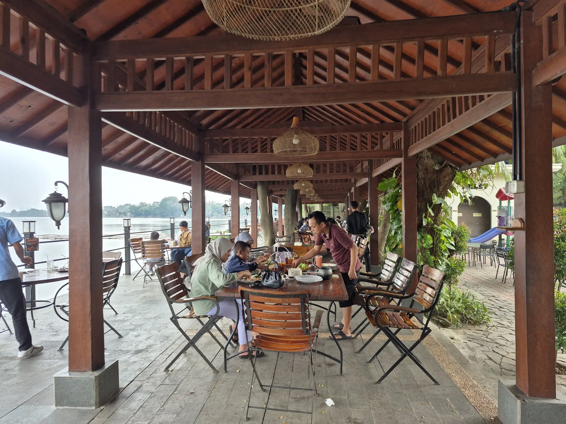 雅加达带娃党请进!这个湖边亲子餐厅,劝你三思而后行 3
