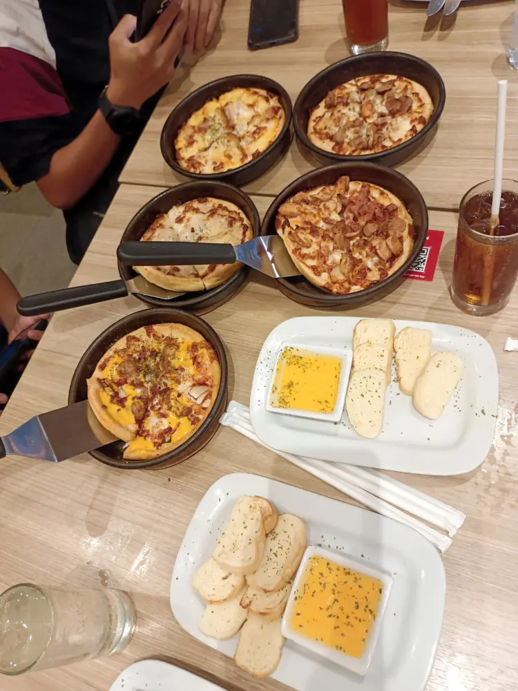 Pizza Hut Restoran 8