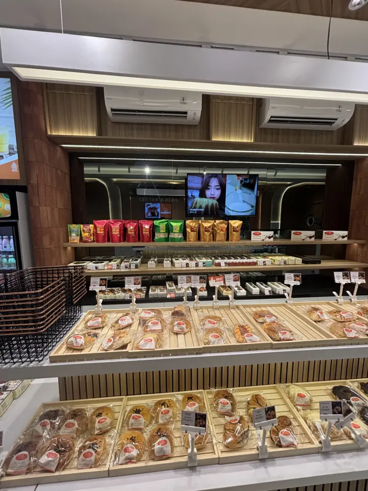 Dcika Cakes & Bakery Hankam, Ujung aspal 10