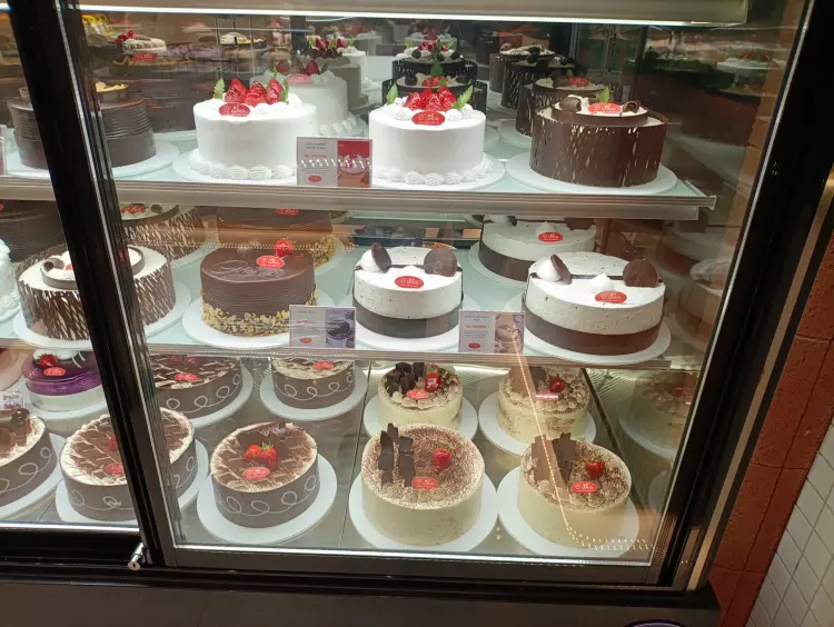 Dcika Cakes & Bakery Hankam, Ujung aspal 5