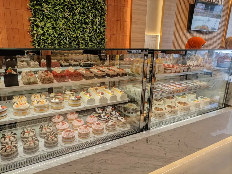 Dcika Cakes & Bakery Hankam, Ujung aspal 4