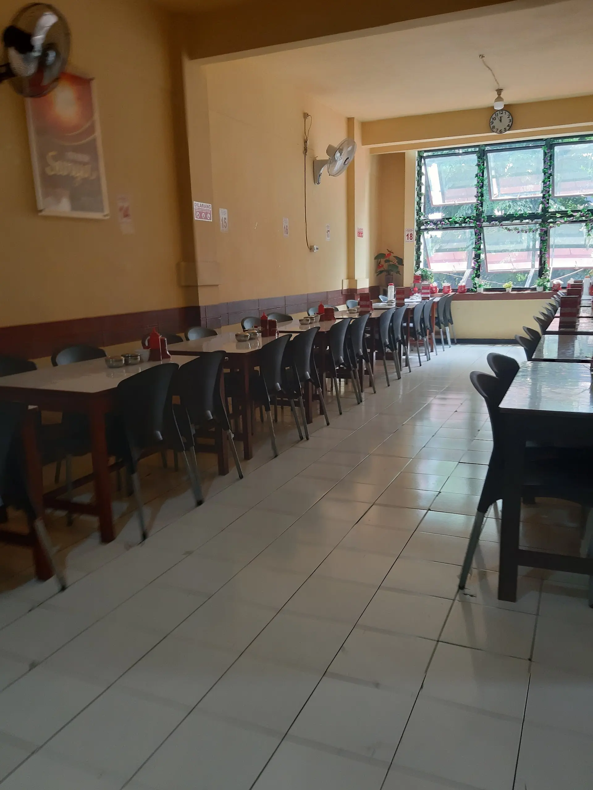 50,000 Rupiah per person, no AC, sweating buckets, but I declare this Surabaya shop is god-tier! 5