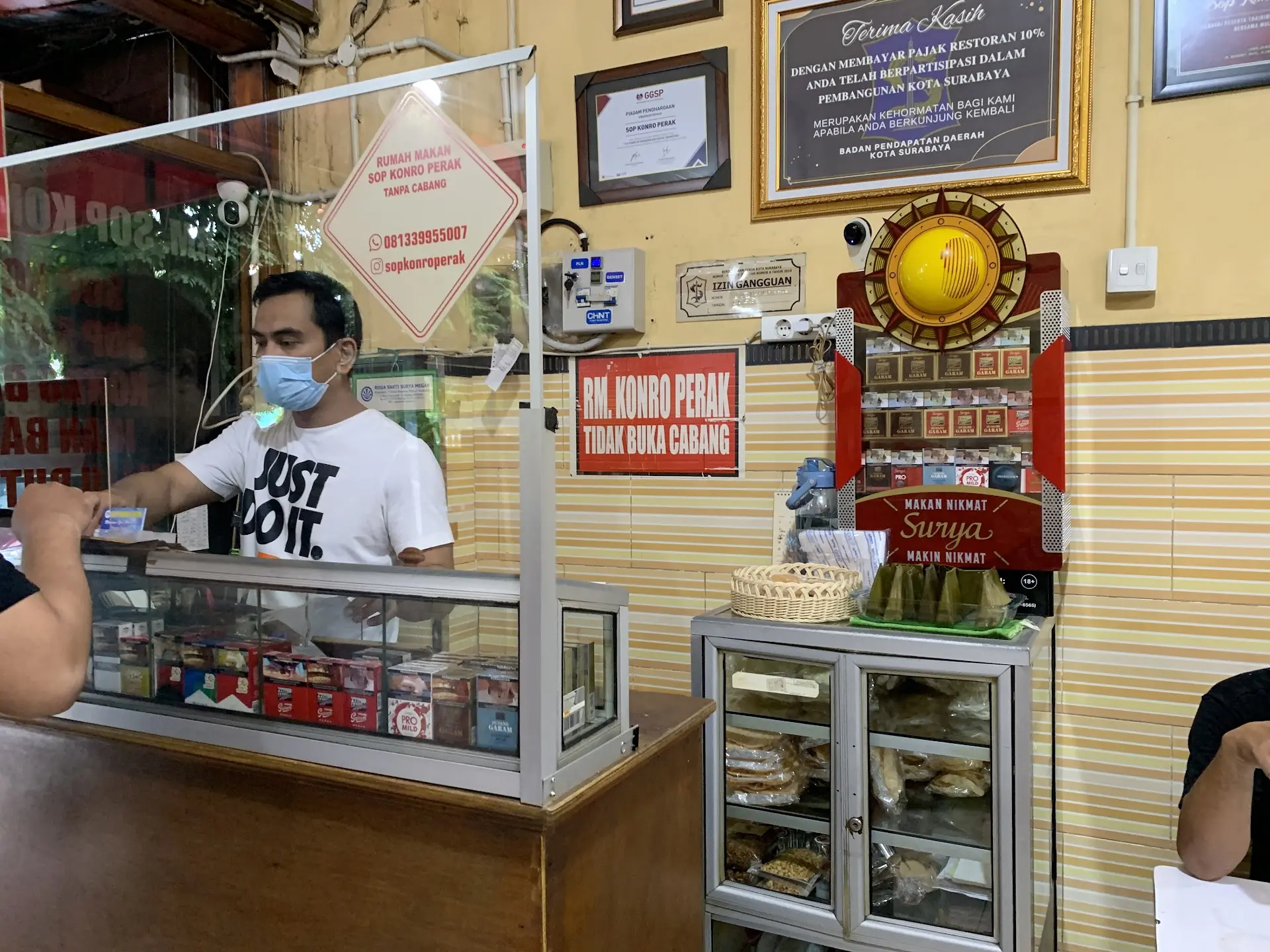 50,000 Rupiah per person, no AC, sweating buckets, but I declare this Surabaya shop is god-tier! 4