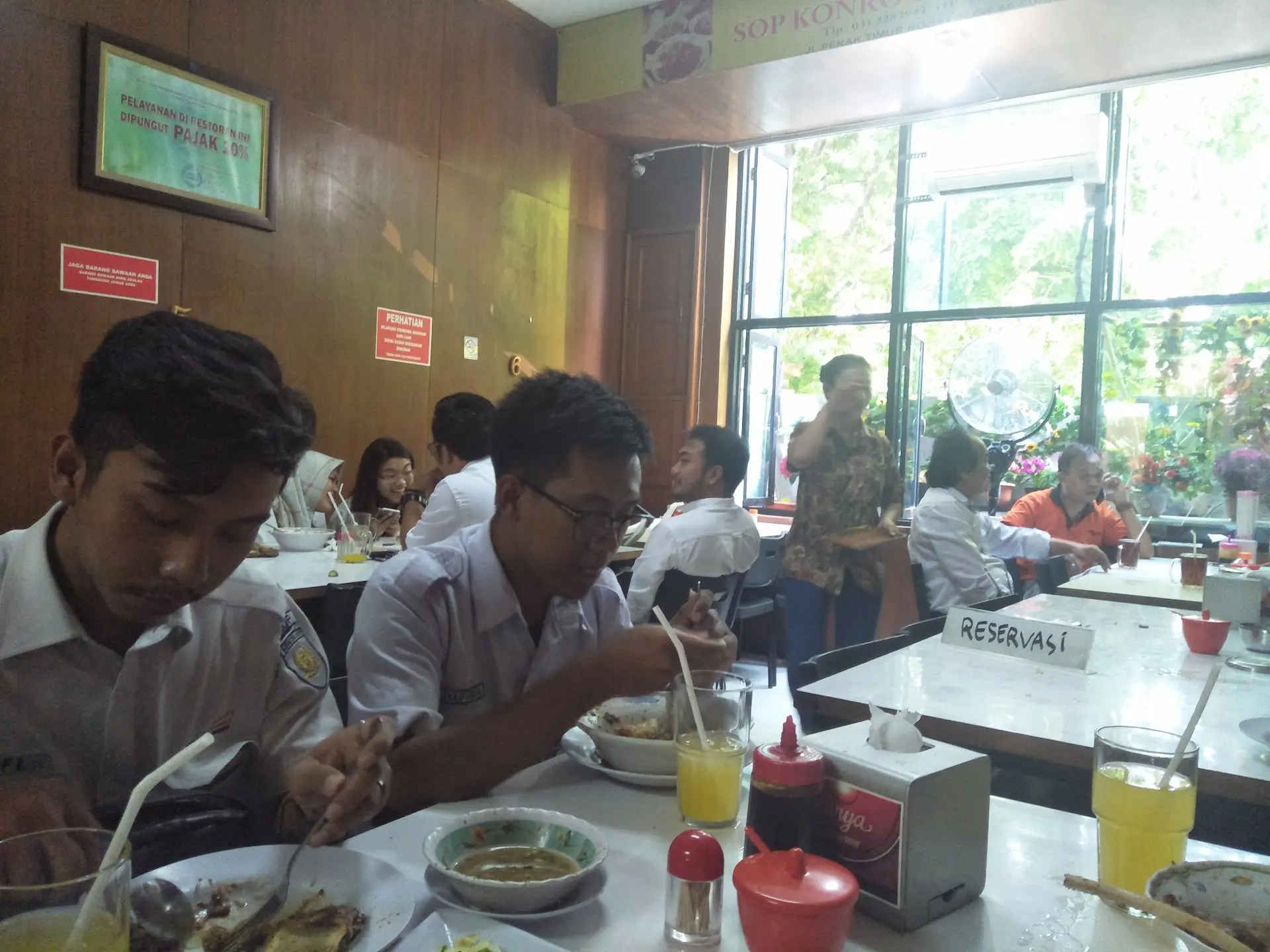 50,000 Rupiah per person, no AC, sweating buckets, but I declare this Surabaya shop is god-tier! 3