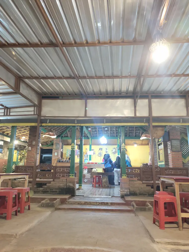 Warung Lawu (Sego Sambel & Seblak Prasmanan) 1