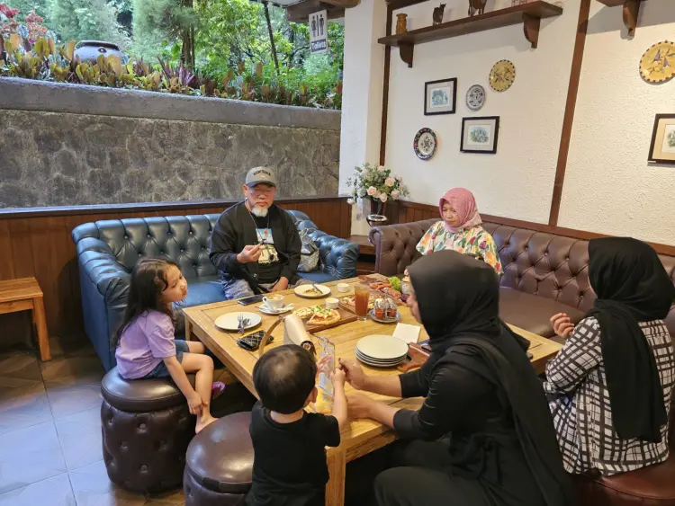 Bavarian Haus Bratwurst 'n Grill 5