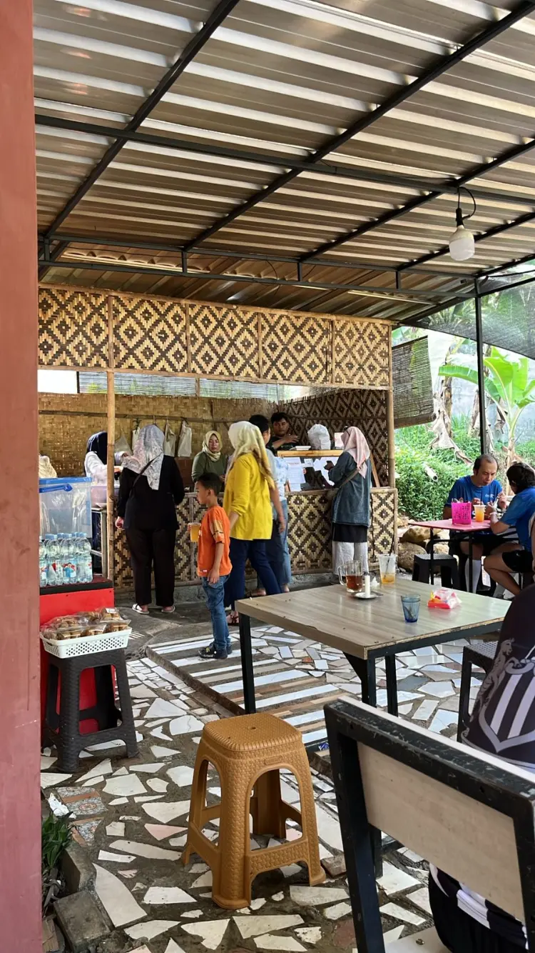 Gudeg kayu bakar di Bogor ini, worth it gak sih antre sejam sampe diserbu lalat?