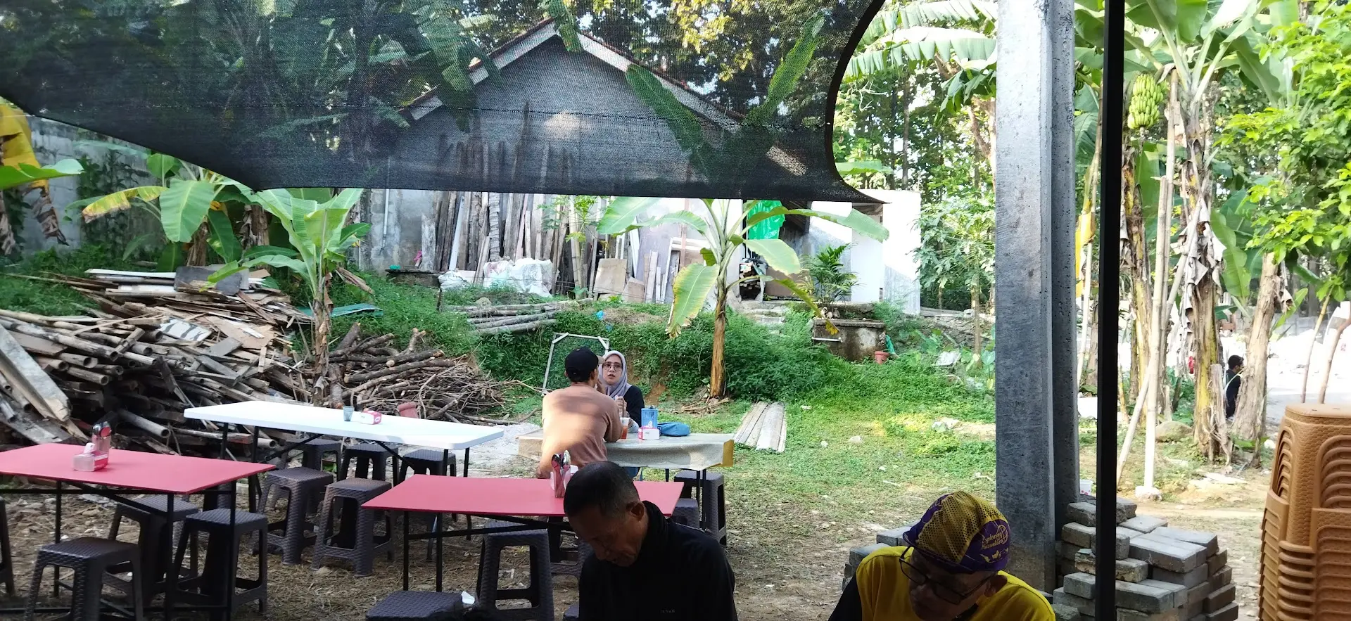 Gudeg kayu bakar di Bogor ini, worth it gak sih antre sejam sampe diserbu lalat? 6