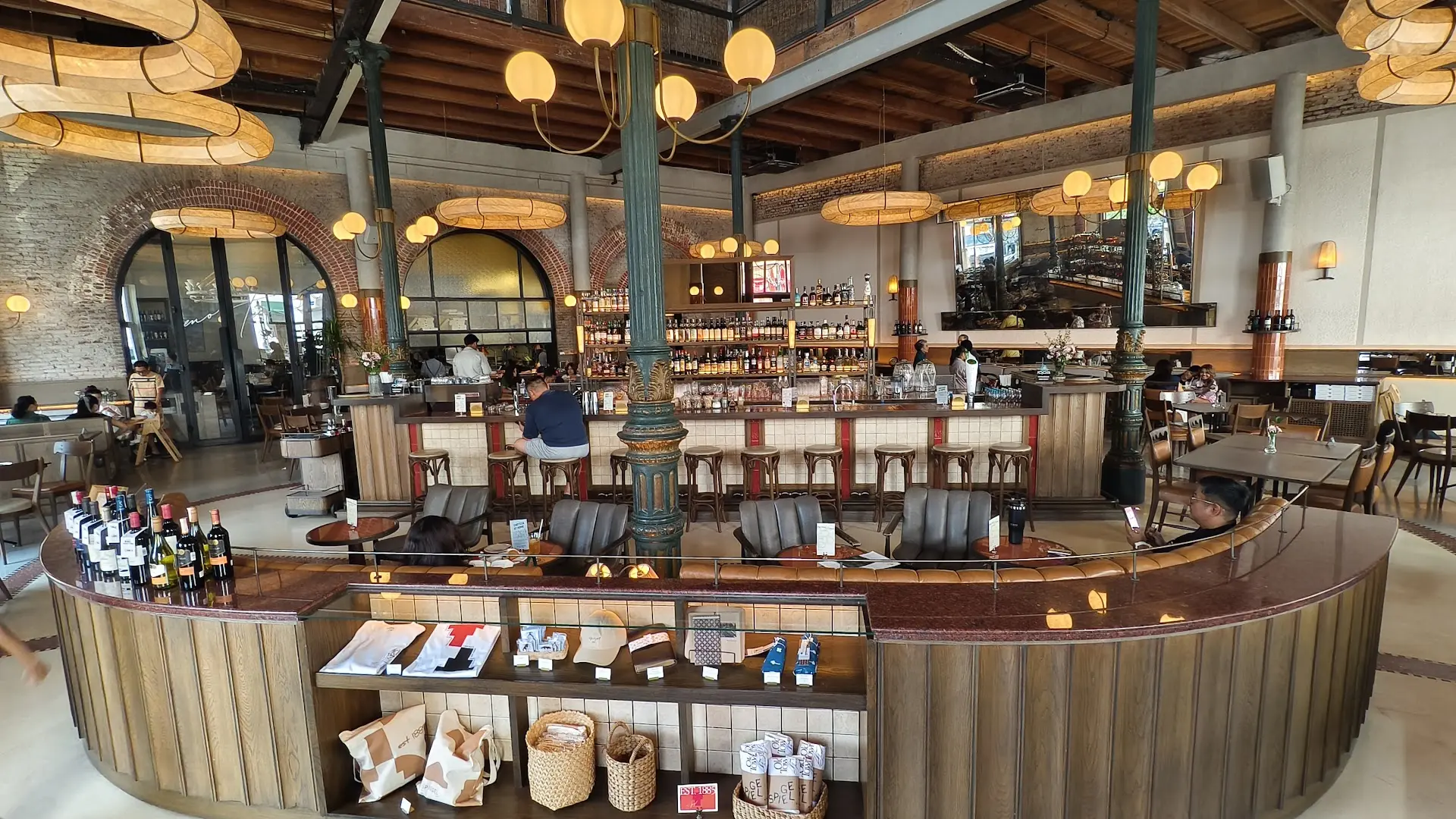 Center Stage of Semarang's Old Town | What's it like eating pizza in an 1895 antique building? 4