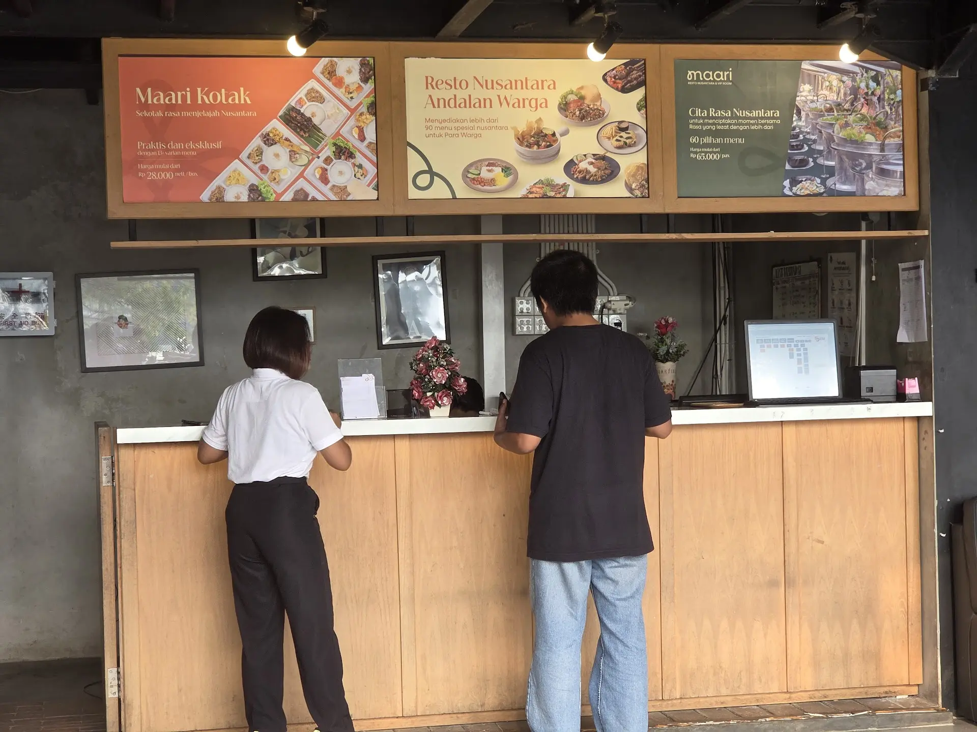 This lakeside restaurant in Semarang: I'm only paying for the sunset and the prices. 6