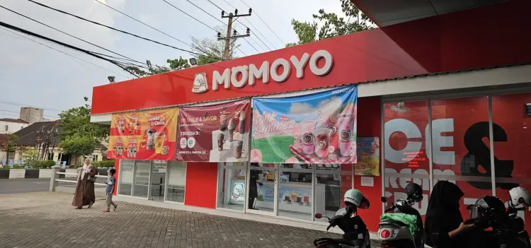 MOMOYO A.Yani km 2,5 (ice cream & fruit tea) 1