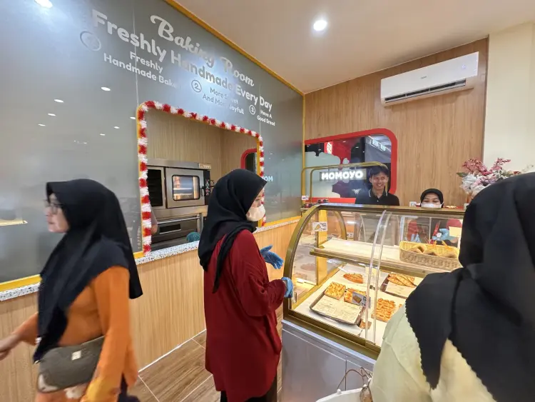 MOMOYO BAKERY AIR MOLEK 9