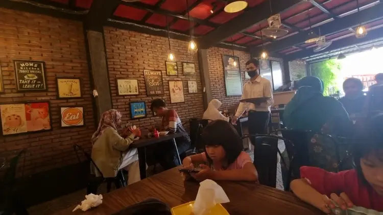 Warung makan Mom's Kitchen 4