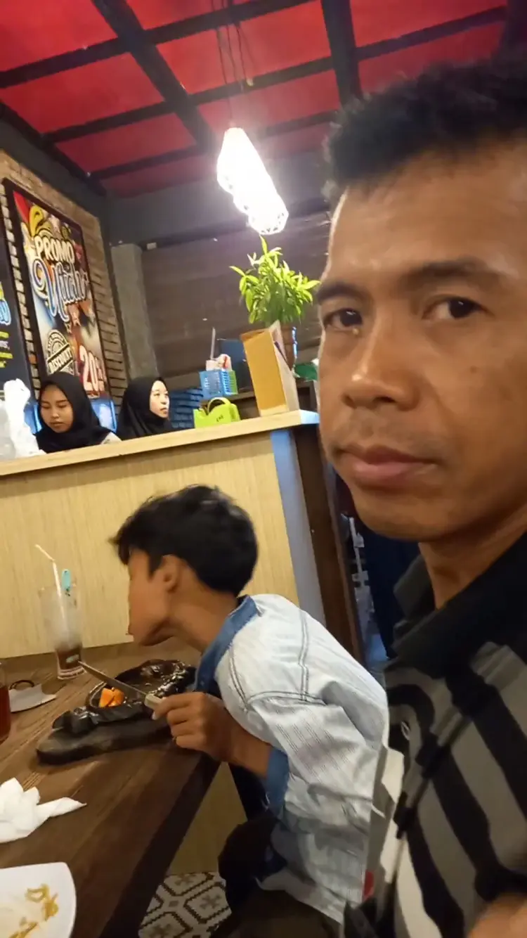 Warung makan Mom's Kitchen 7