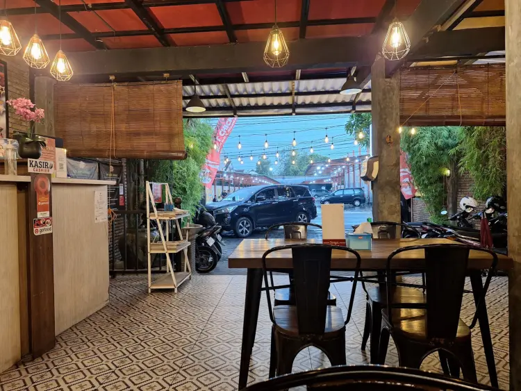 Warung makan Mom's Kitchen 8