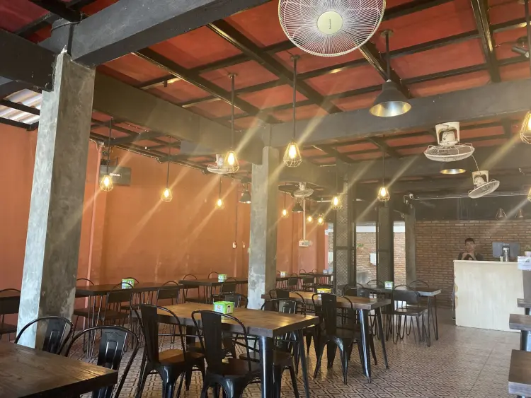 Warung makan Mom's Kitchen 10