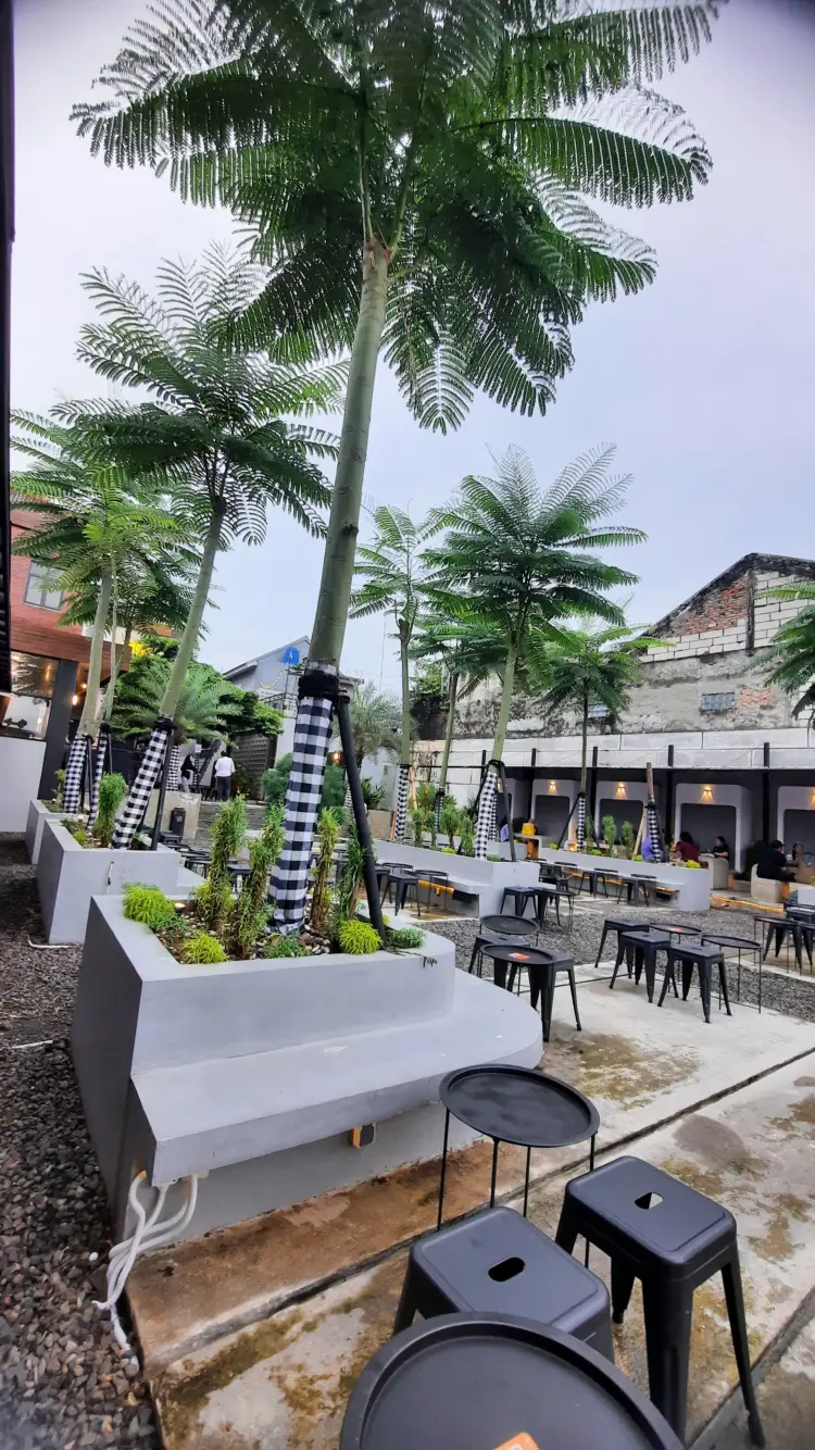 Dande’s Coffee & Eatery 10