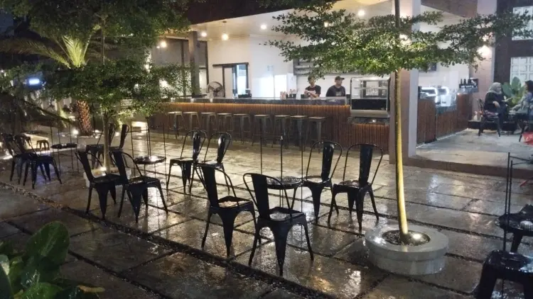 Dande’s Coffee & Eatery 8