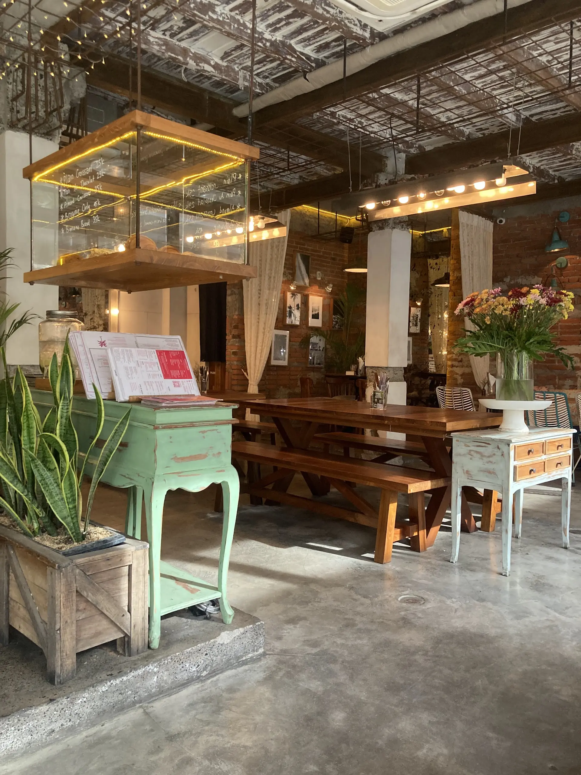 Don't drive here! This God-Tier Cafe in Kuta's alley, Lokal all walk there. 4