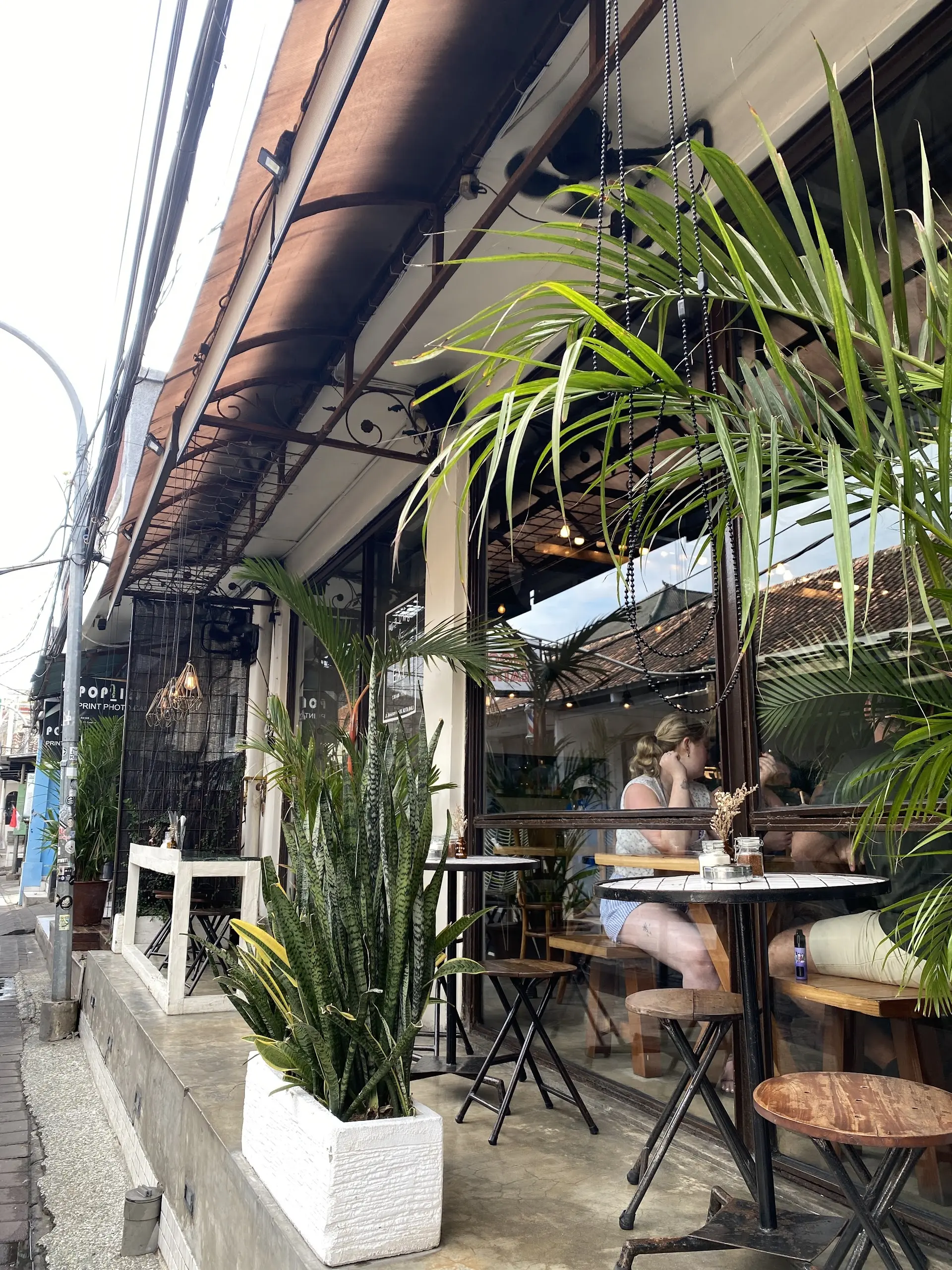 Don't drive here! This God-Tier Cafe in Kuta's alley, Lokal all walk there. 3