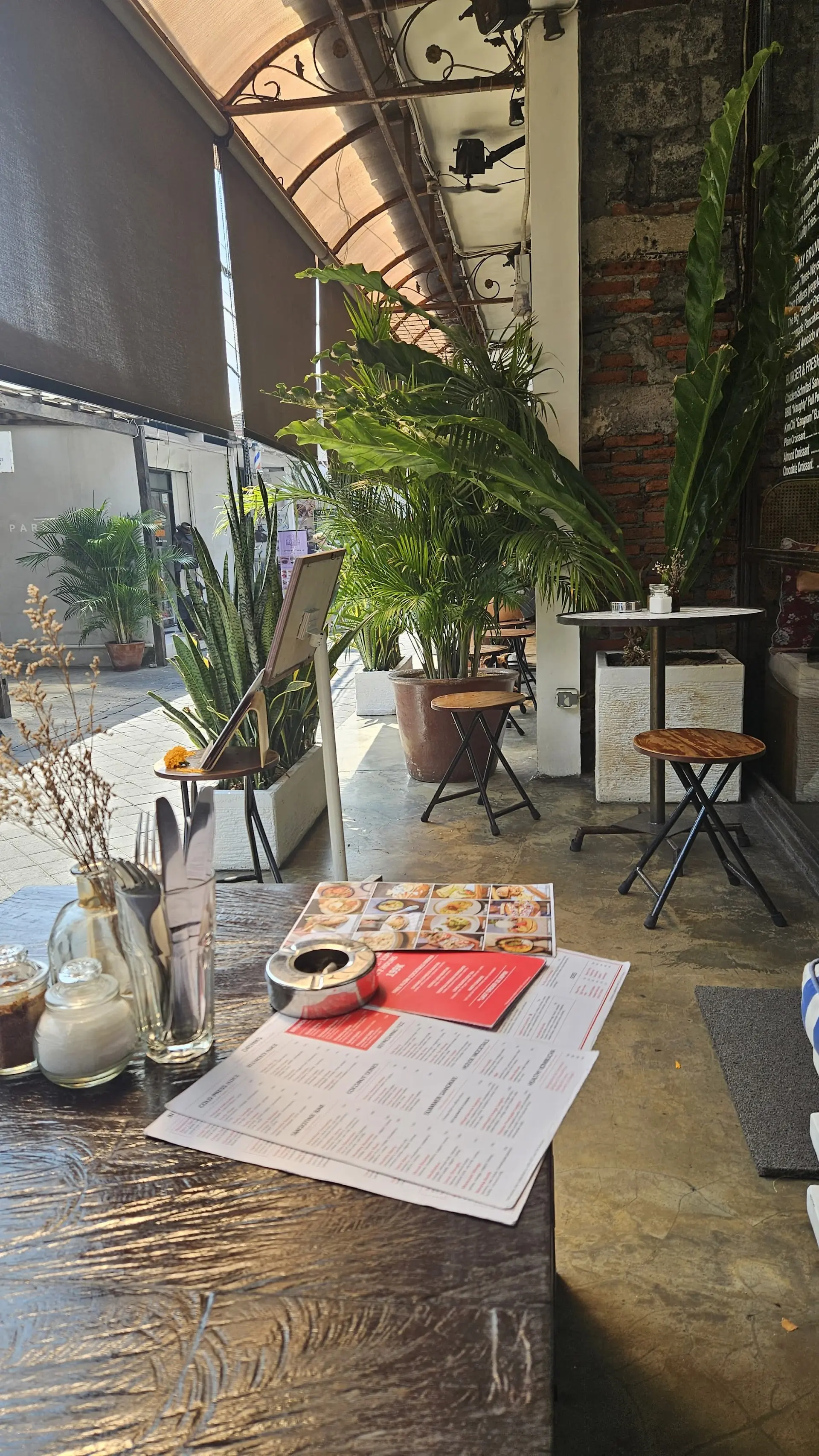 Don't drive here! This God-Tier Cafe in Kuta's alley, Lokal all walk there. 2