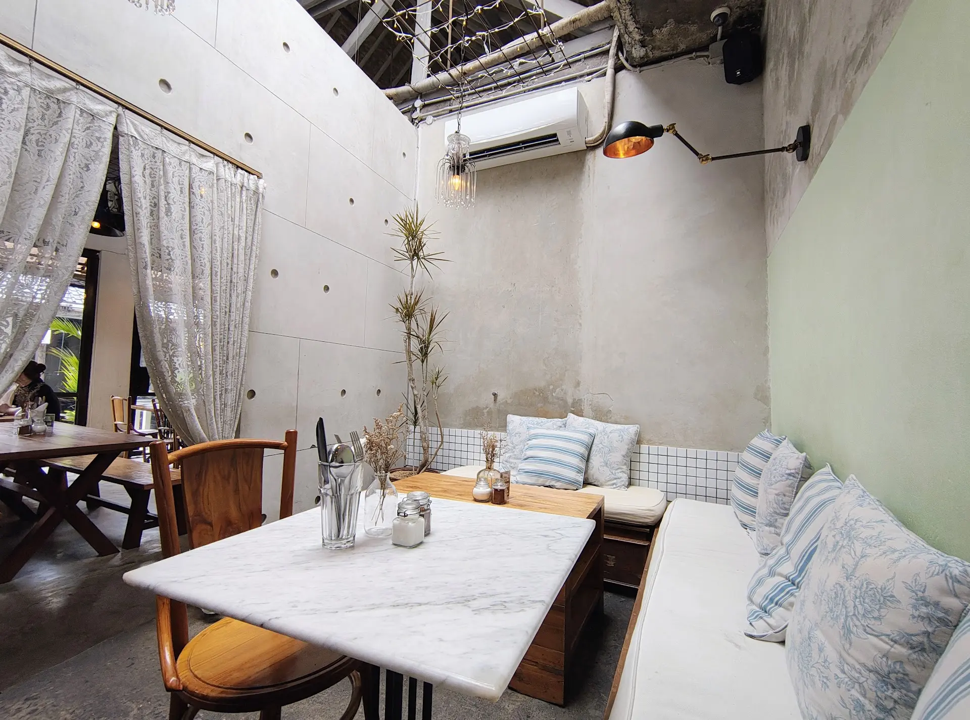 Don't drive here! This God-Tier Cafe in Kuta's alley, Lokal all walk there. 1