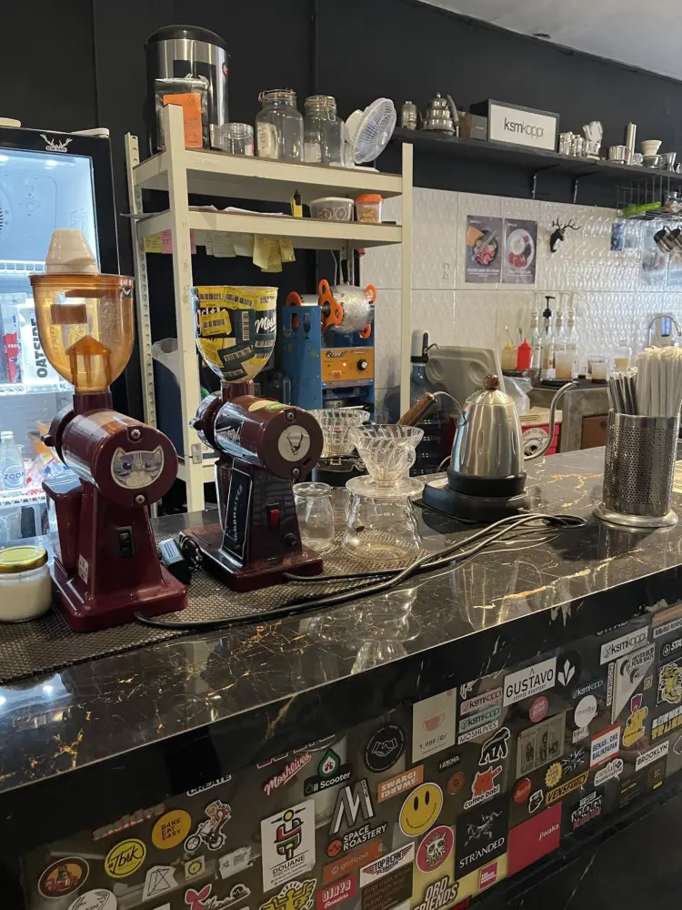 Anjay!从一辆丰田Kijang起家,巴厘巴板这家“现象级”咖啡馆有点东西