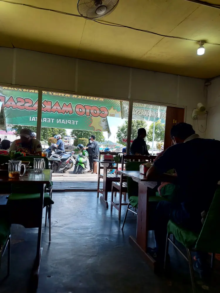 Eating my way through Indonesia's beef offal soup, but this red one from Berau is unforgettable.