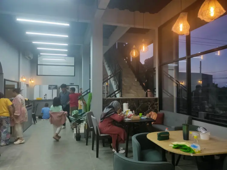 OMA PICNIC RESTO & CAFE 9