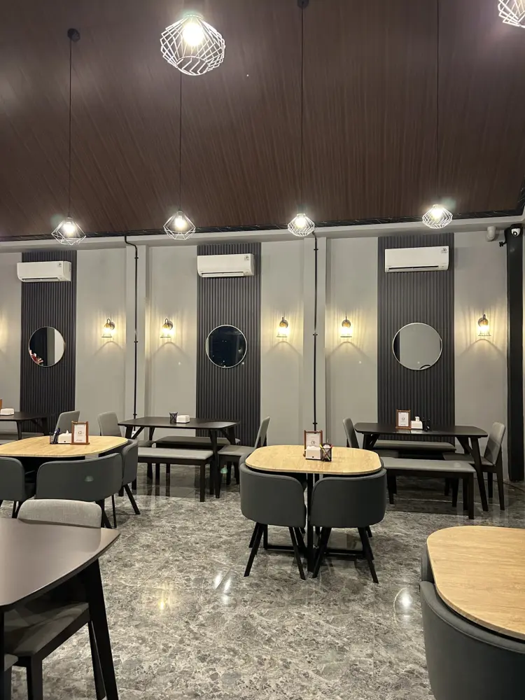 OMA PICNIC RESTO & CAFE 10