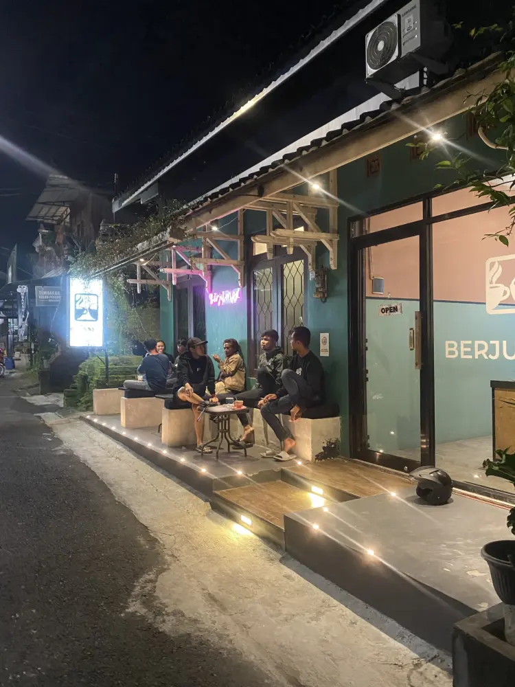 Berjumpa Coffee & Eatery (cab. Alun Alun) 1