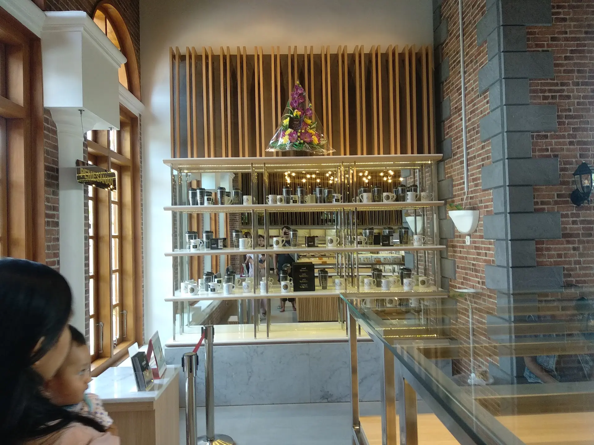 Nongkrong di Molifen selain liat kereta ngapain lagi? Anjay, cuma demi roti yang rasanya kayak balik ke tahun 1989 ini 8