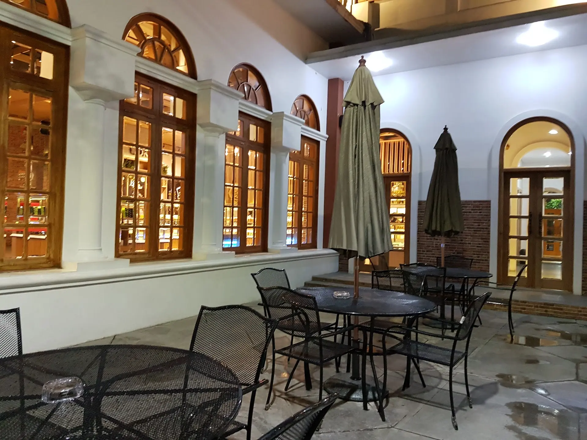 Nongkrong di Molifen selain liat kereta ngapain lagi? Anjay, cuma demi roti yang rasanya kayak balik ke tahun 1989 ini 6