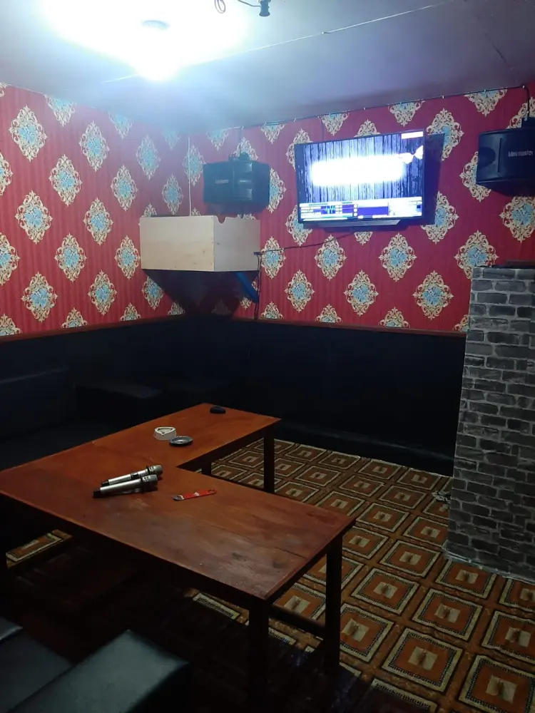 New Shinta Cafe, Bar & Room Karaoke 1