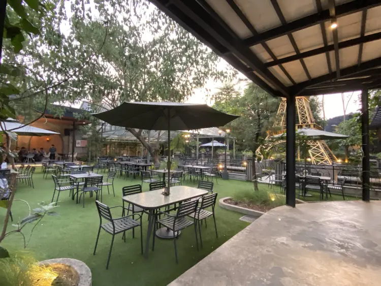 La Paris Cafe & Resto 1