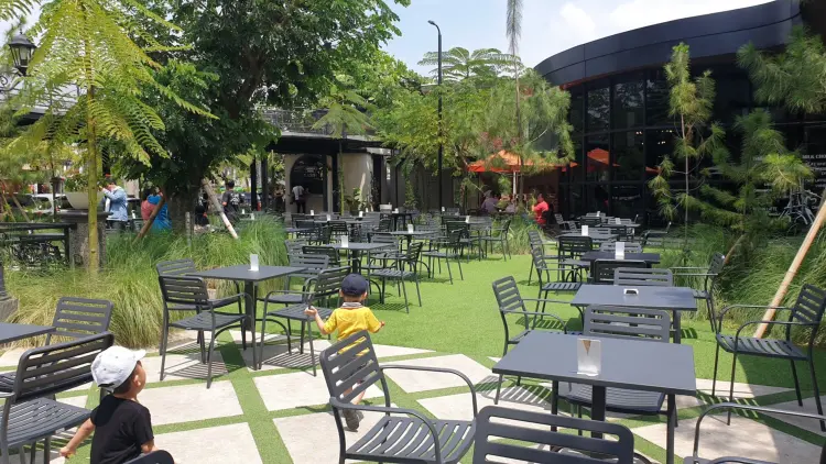 La Paris Cafe & Resto 3