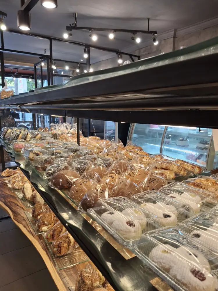 Conato Bakery & Cafe Rogojampi 8