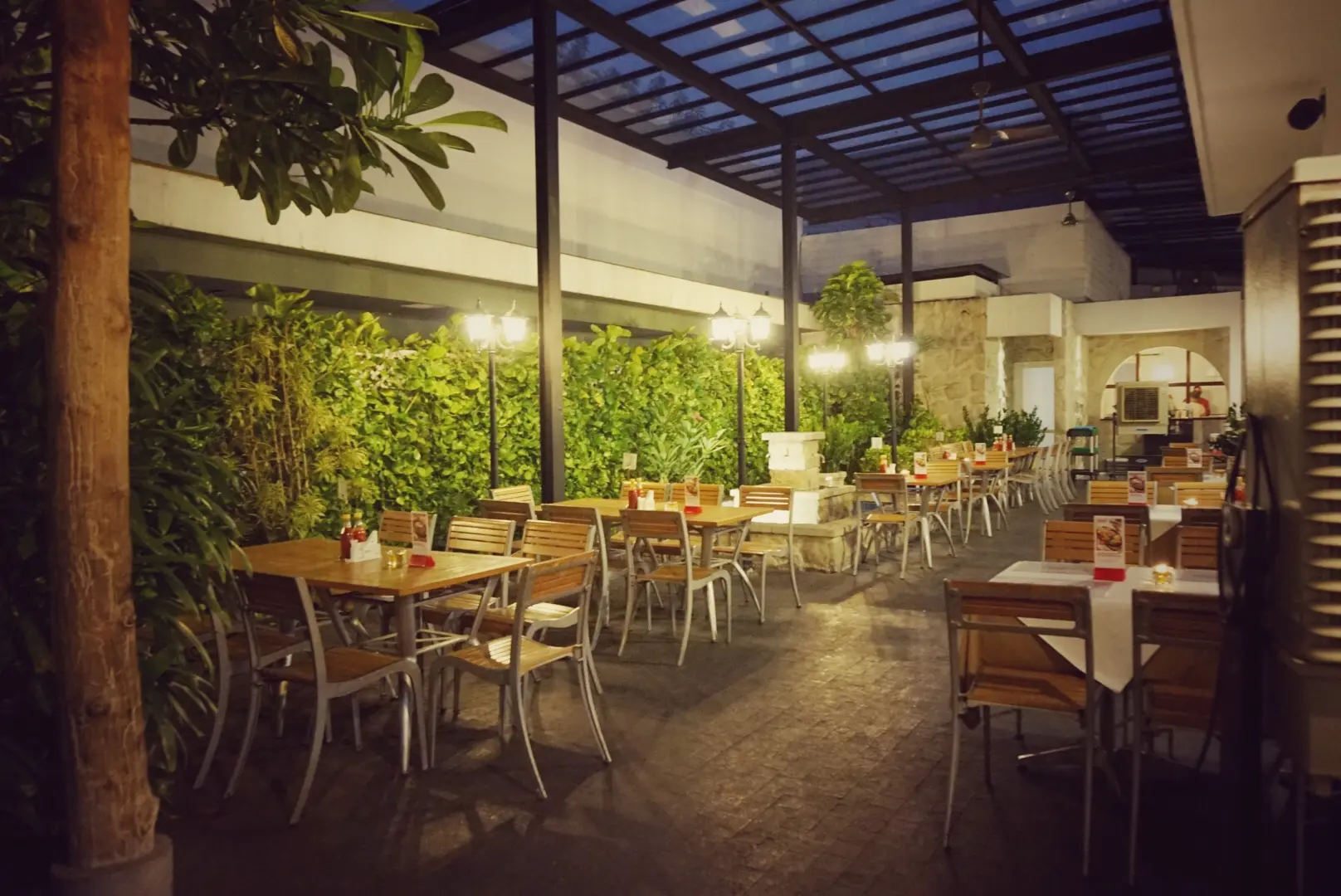 Ajak ortu ke Surabaya, ke Steakhouse 'Fosil Hidup' ini, jangan pesen medium rare! 4