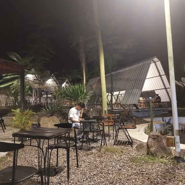 RIVEA Riverside Cafe and Space 10