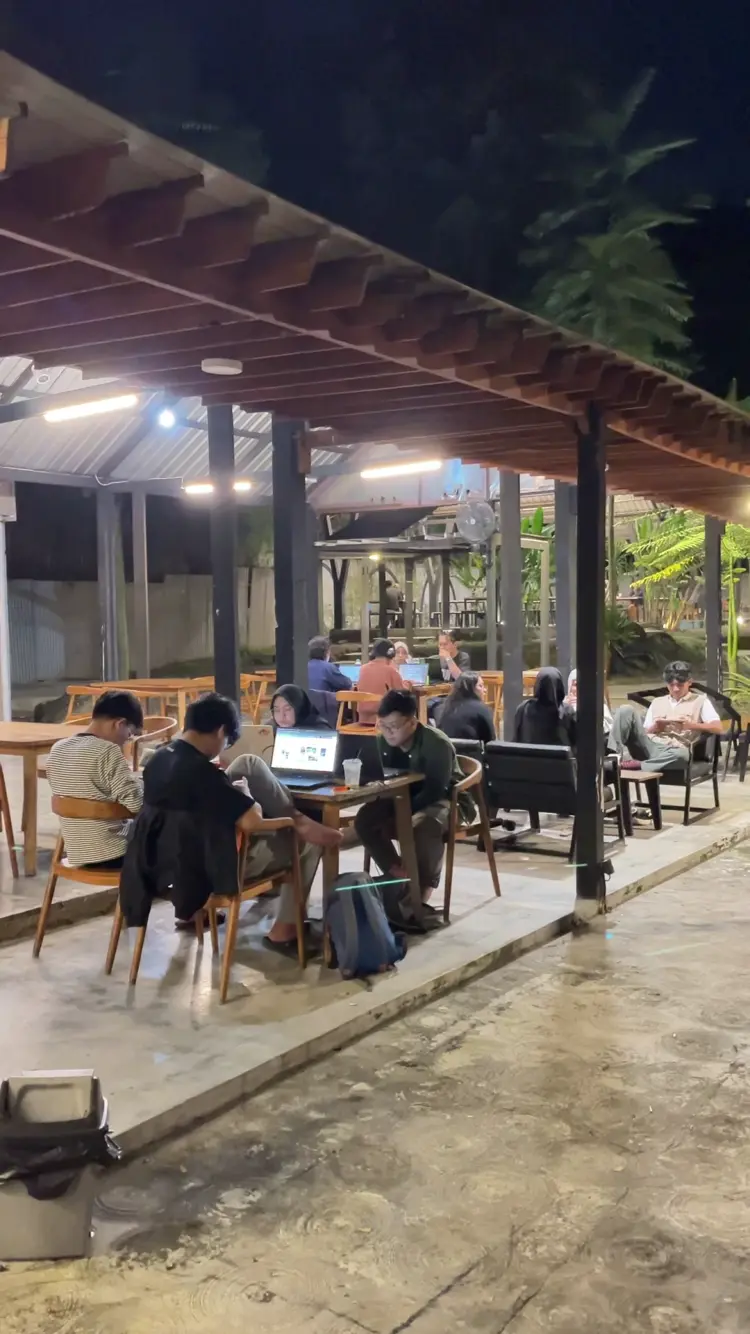 RIVEA Riverside Cafe and Space 8