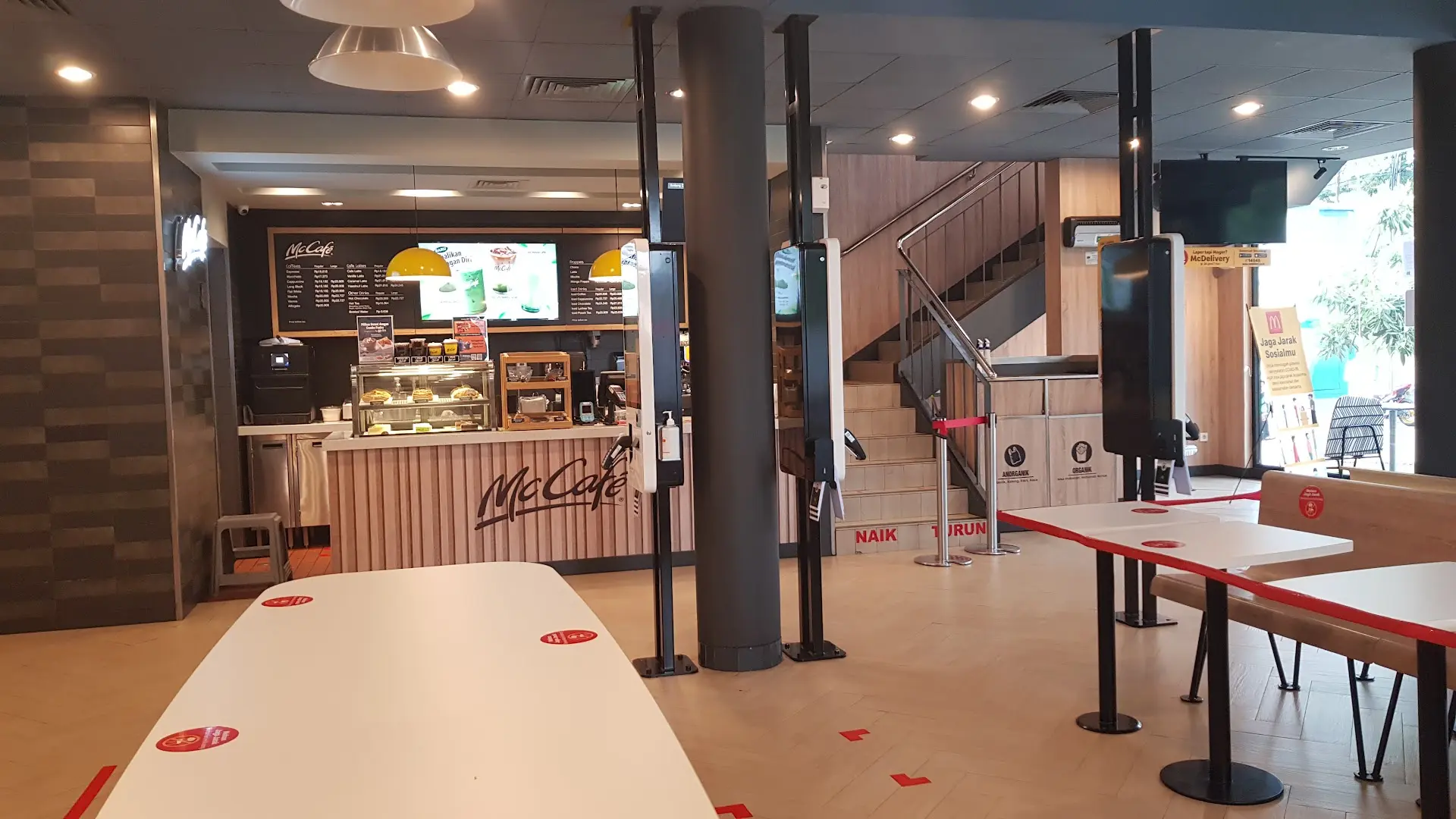 This McDonald's has a 4.6 on Google, but I advise you to chant "check your order" three times before you pay. 1