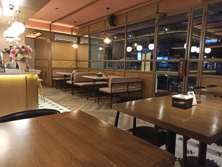 Yoloé Bistro and Coffee Bar 7